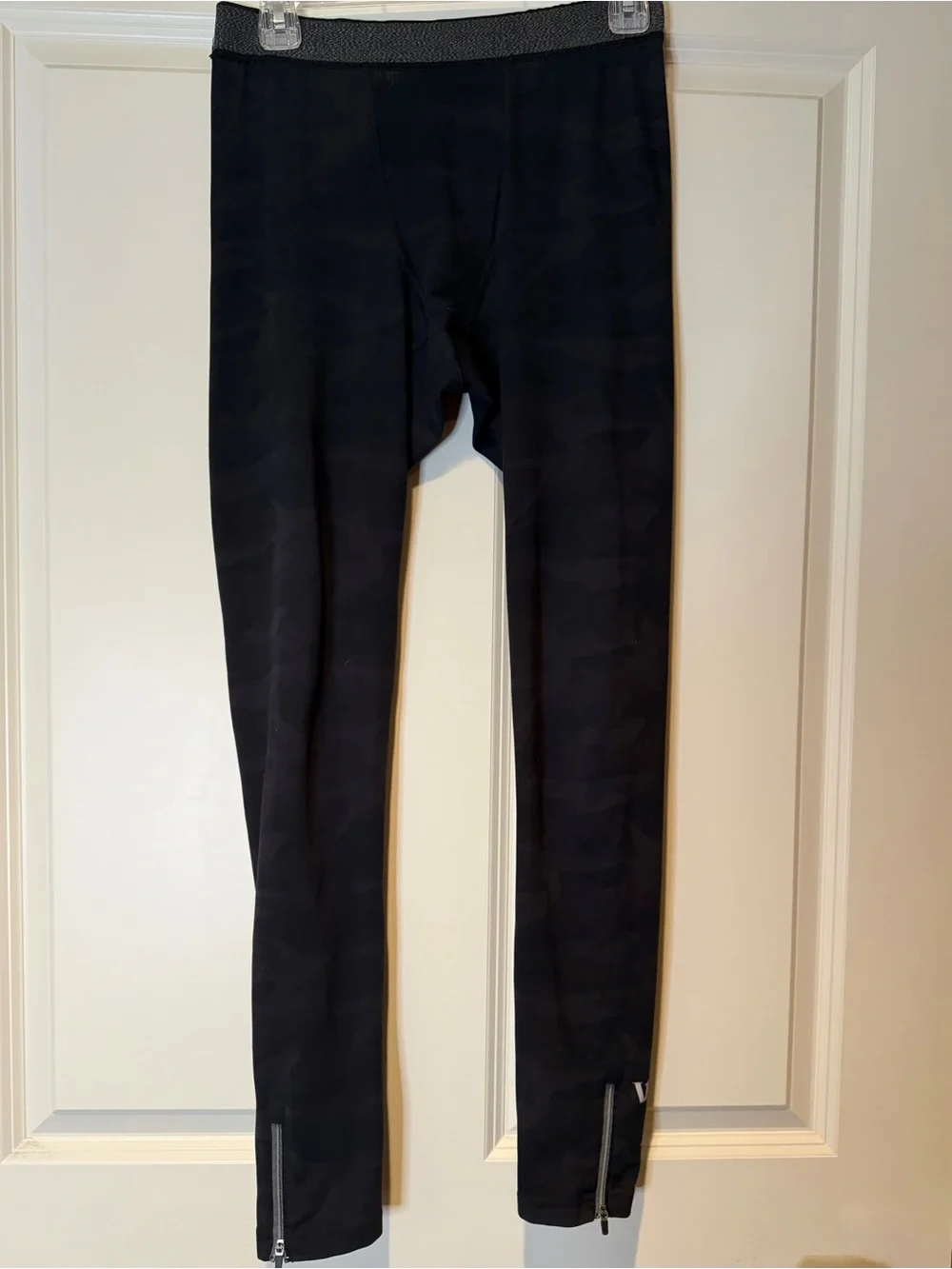 Vuori Mens Limitless Compression Legging Black Camo